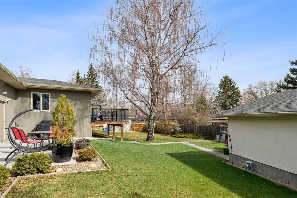 16 Meadowlark Crescent Sw, Calgary, AB - Outdoor