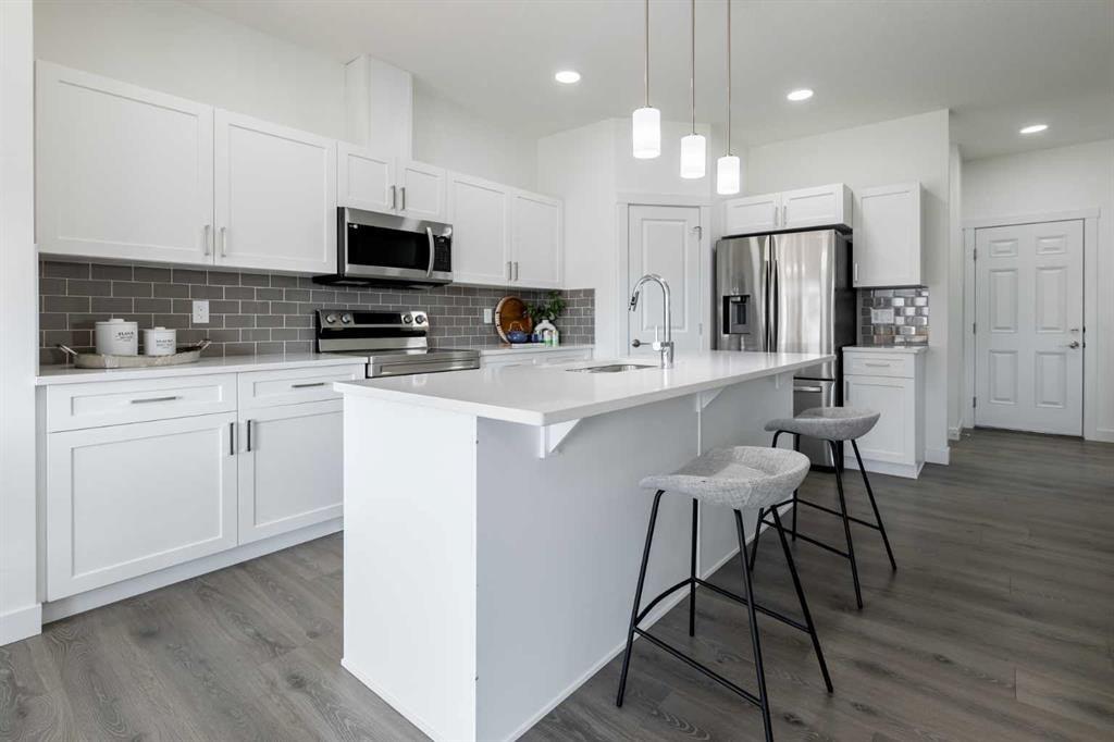 44 Heritage Manor, Cochrane, AB - Indoor Photo Showing Kitchen With Upgraded Kitchen