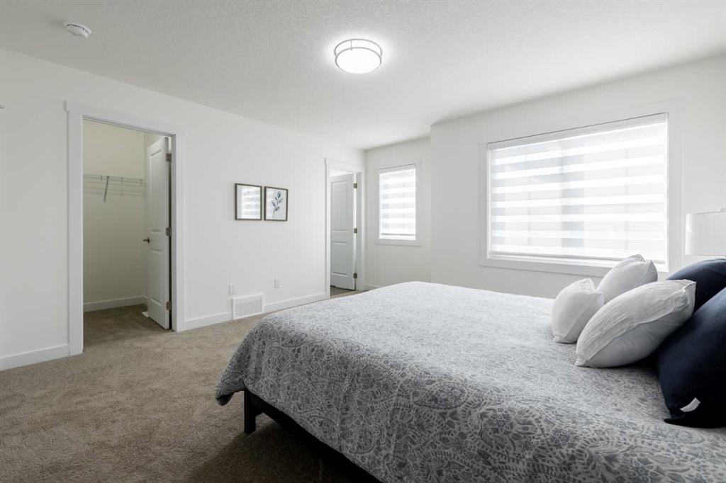 44 Heritage Manor, Cochrane, AB - Indoor Photo Showing Bedroom