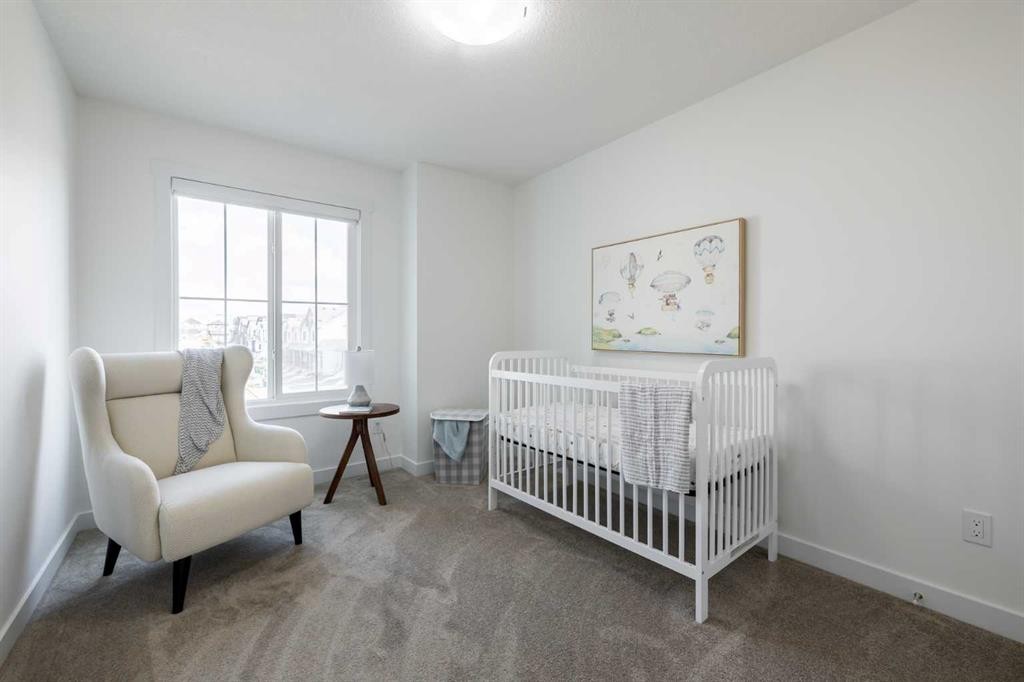 44 Heritage Manor, Cochrane, AB - Indoor Photo Showing Bedroom