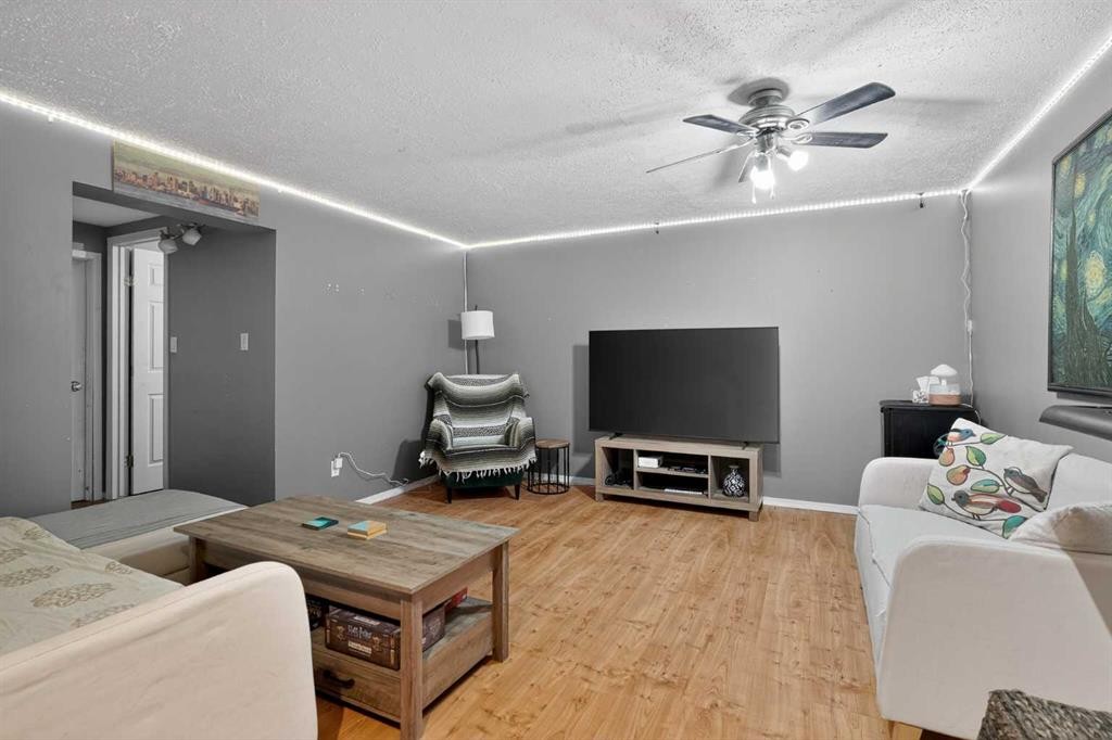 28-6503 Ranchview Drive Nw, Calgary, AB - Indoor Photo Showing Living Room