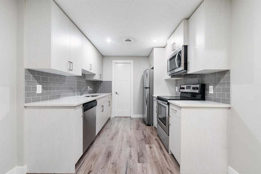 24 Seton Grove Se, Calgary, AB - Indoor Photo Showing Kitchen