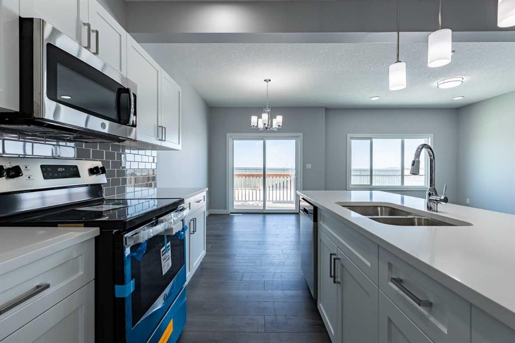 3 Heritage Point, Cochrane, AB - Indoor Photo Showing Kitchen With Double Sink With Upgraded Kitchen