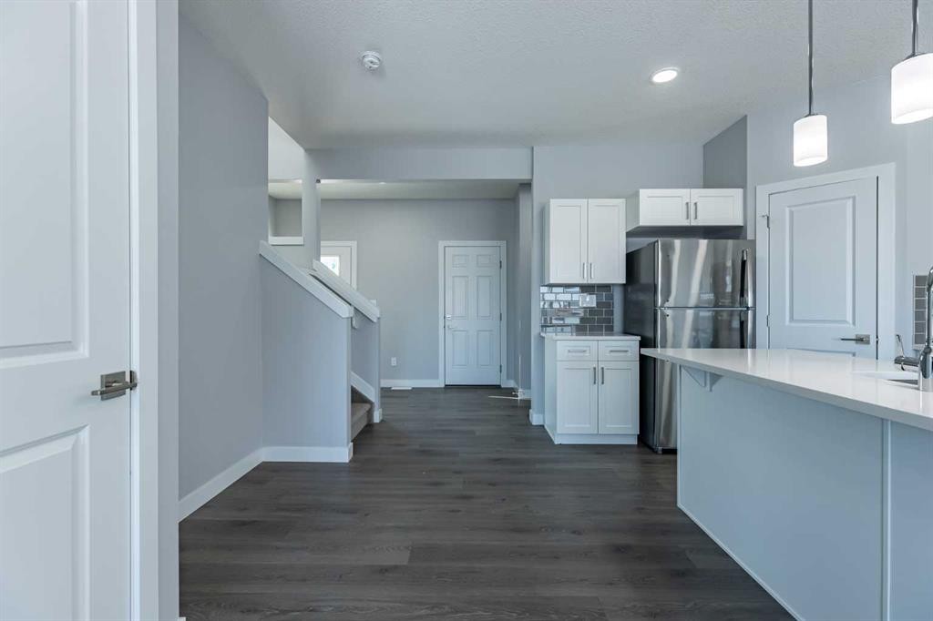 3 Heritage Point, Cochrane, AB - Indoor Photo Showing Kitchen