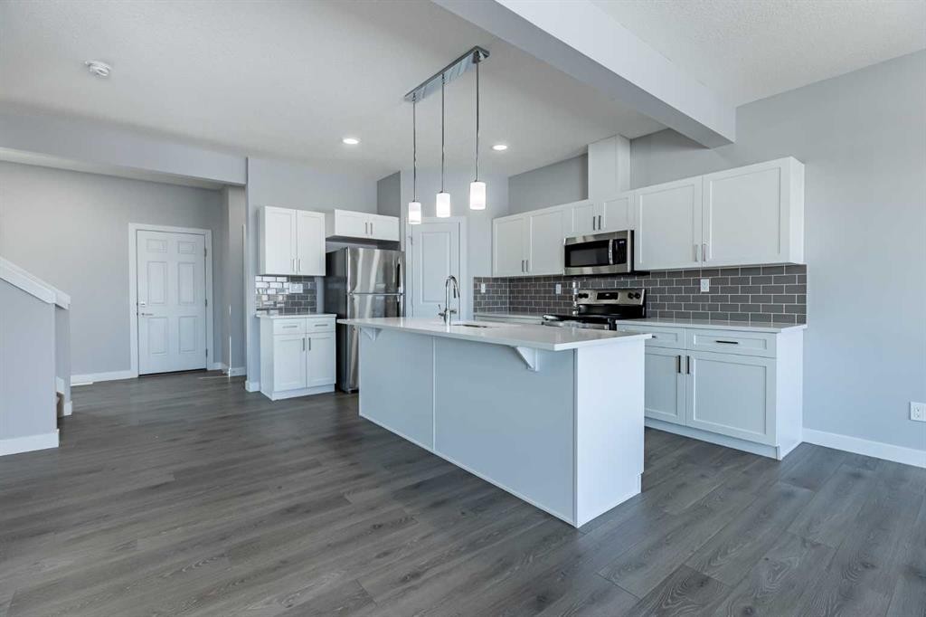 3 Heritage Point, Cochrane, AB - Indoor Photo Showing Kitchen With Upgraded Kitchen