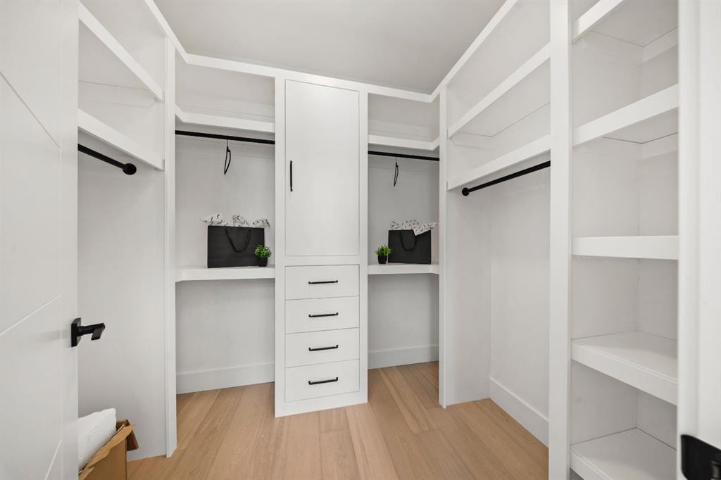 456 22 Avenue Nw, Calgary, AB - Indoor With Storage