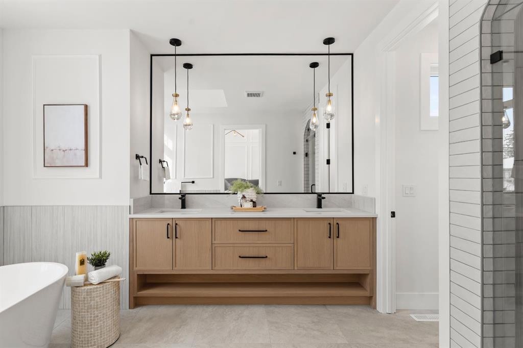 456 22 Avenue Nw, Calgary, AB - Indoor Photo Showing Bathroom