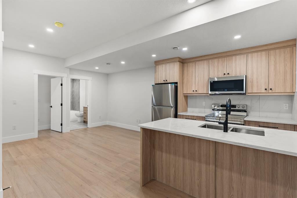 456 22 Avenue Nw, Calgary, AB - Indoor Photo Showing Kitchen With Stainless Steel Kitchen
