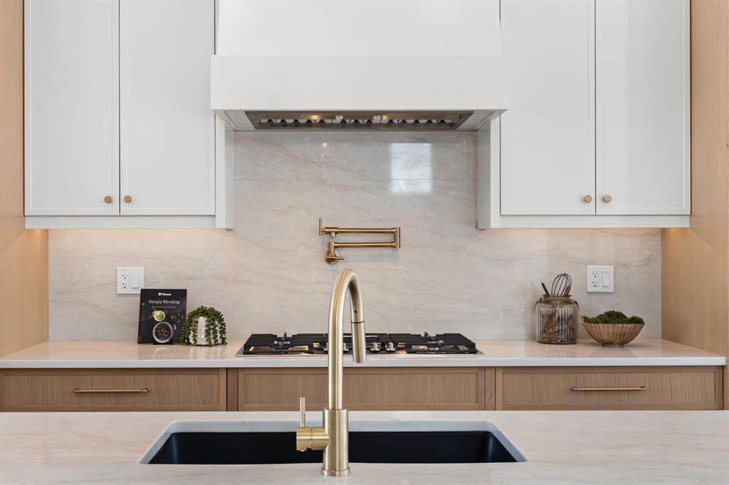 456 22 Avenue Nw, Calgary, AB - Indoor Photo Showing Kitchen With Double Sink