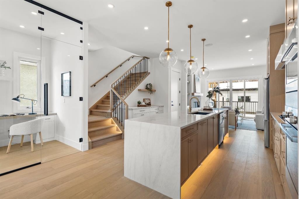 456 22 Avenue Nw, Calgary, AB - Indoor Photo Showing Kitchen With Upgraded Kitchen