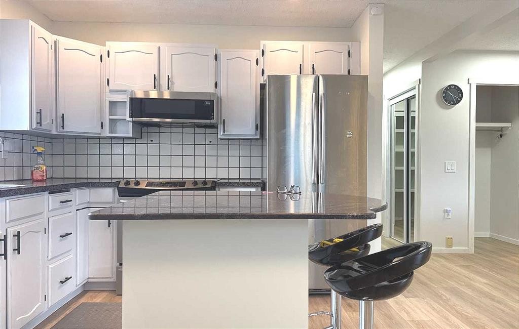 2715 41A Avenue Se, Calgary, AB - Indoor Photo Showing Kitchen