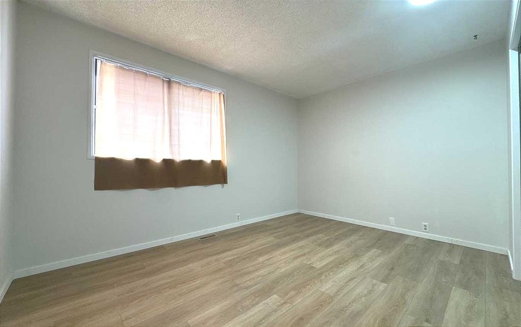 2715 41A Avenue Se, Calgary, AB - Indoor Photo Showing Other Room