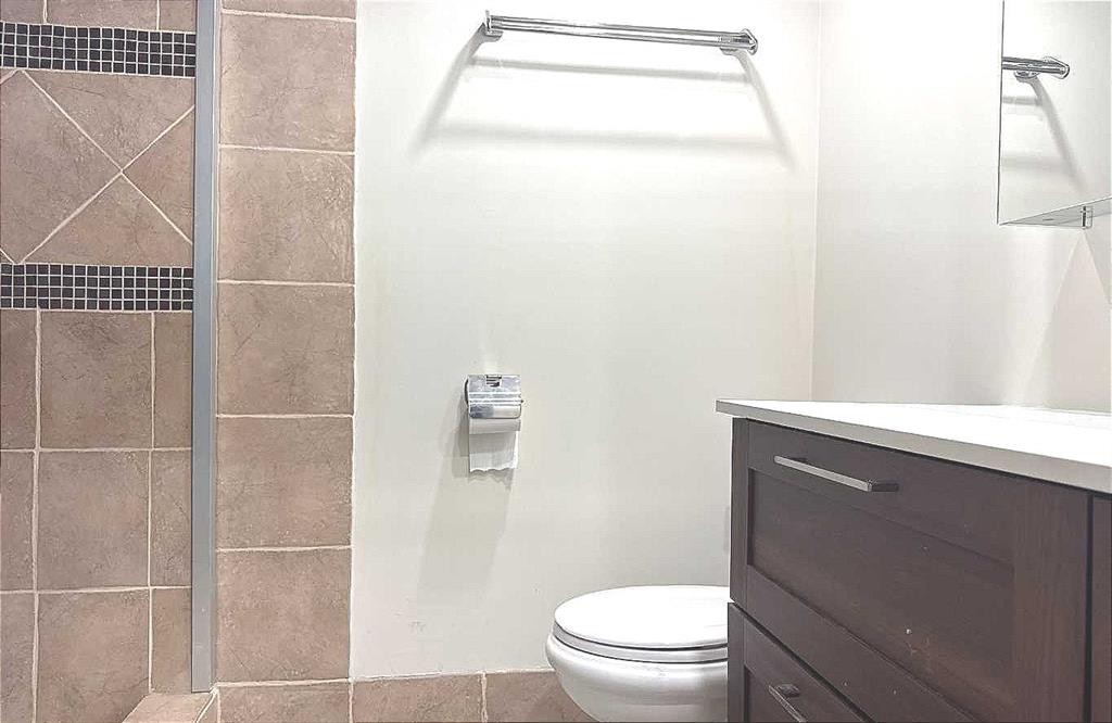 2715 41A Avenue Se, Calgary, AB - Indoor Photo Showing Bathroom