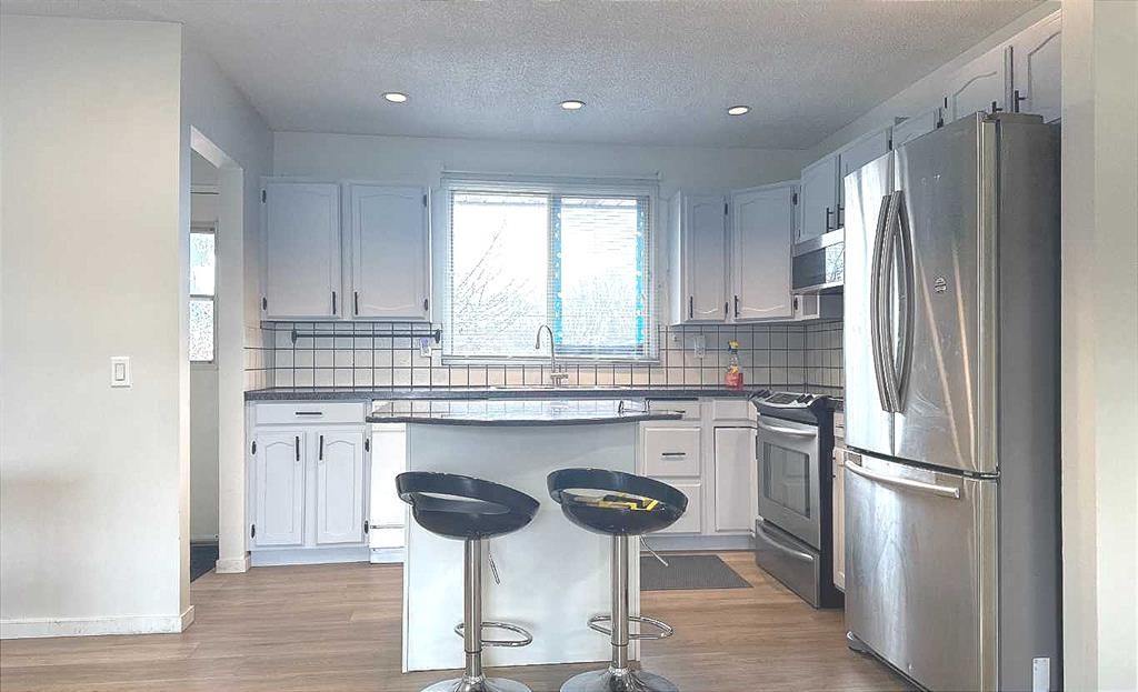 2715 41A Avenue Se, Calgary, AB - Indoor Photo Showing Kitchen