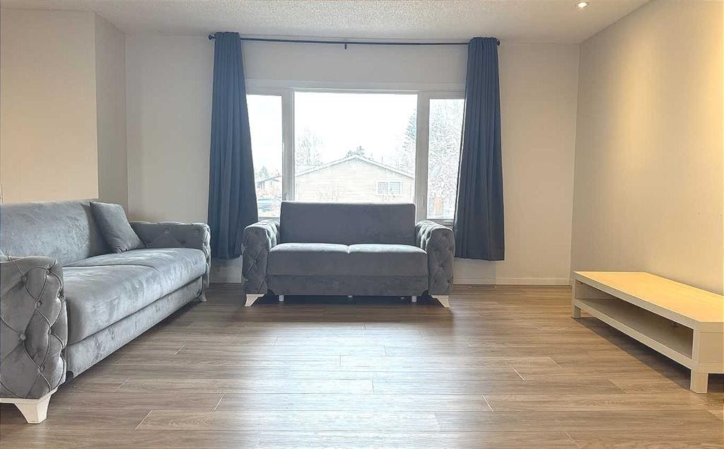 2715 41A Avenue Se, Calgary, AB - Indoor Photo Showing Living Room