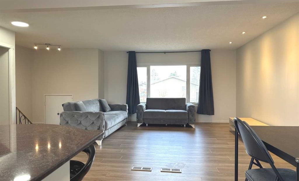 2715 41A Avenue Se, Calgary, AB - Indoor Photo Showing Living Room