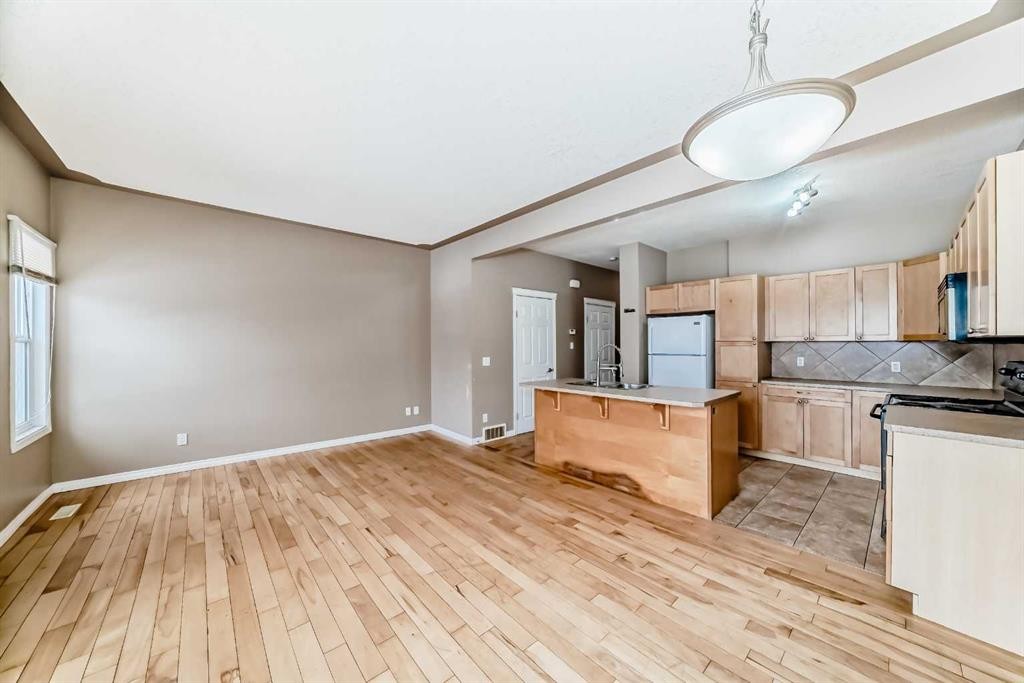 207-620 Luxstone Landing Sw, Airdrie, AB - Indoor Photo Showing Kitchen