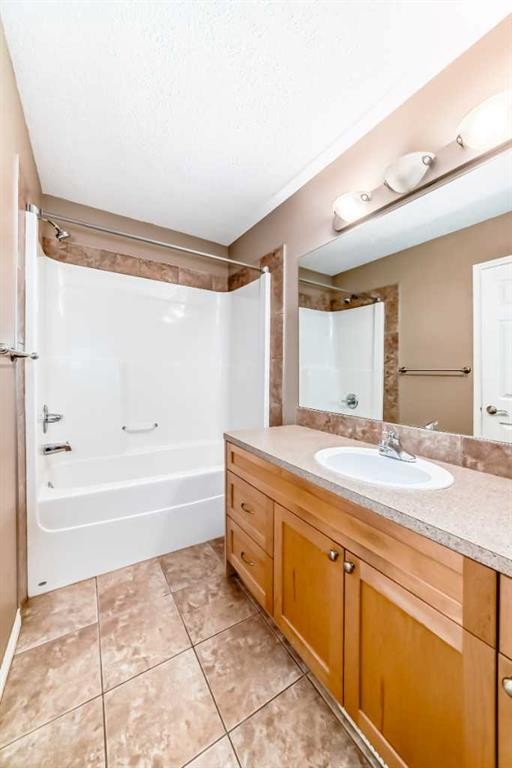 207-620 Luxstone Landing Sw, Airdrie, AB - Indoor Photo Showing Bathroom