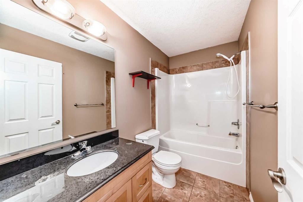 207-620 Luxstone Landing Sw, Airdrie, AB - Indoor Photo Showing Bathroom