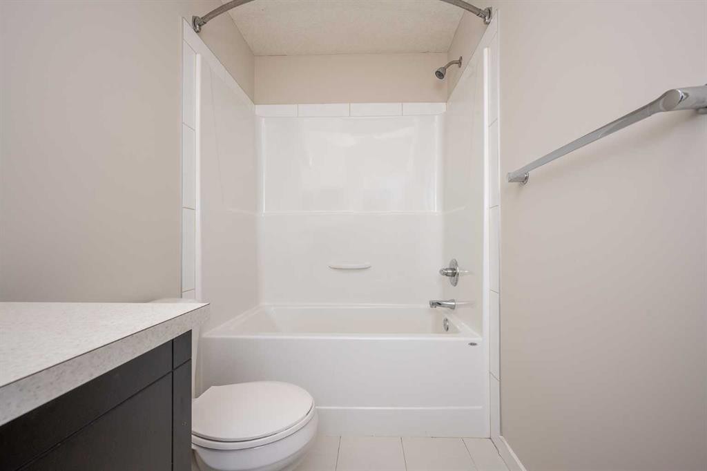 203 Copperstone Park Se, Calgary, AB - Indoor Photo Showing Bathroom