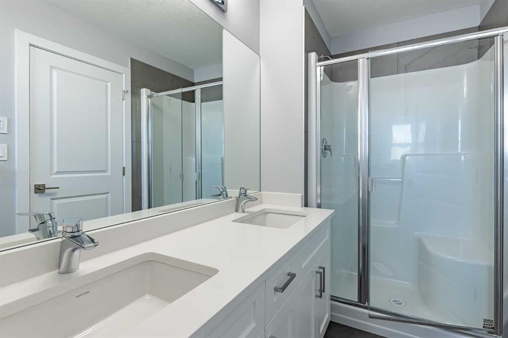7 Heritage Point, Cochrane, AB - Indoor Photo Showing Bathroom