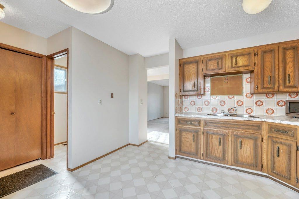 56 Cedarwood Hill Sw, Calgary, AB - Indoor Photo Showing Kitchen