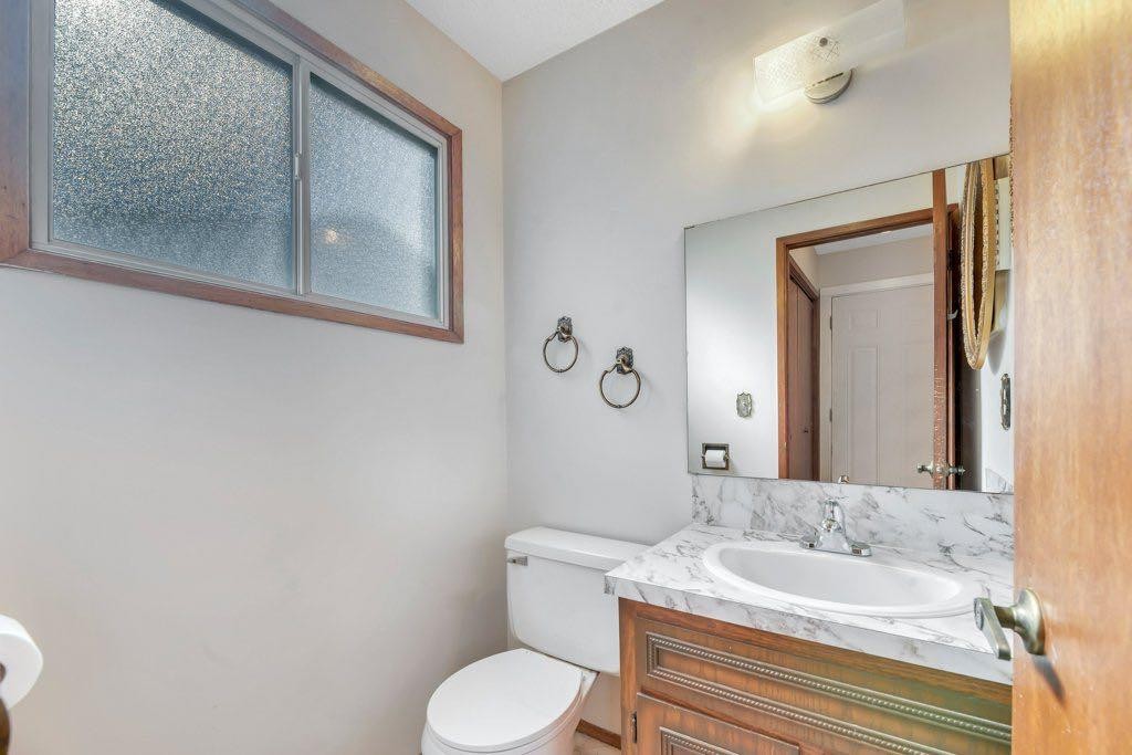 56 Cedarwood Hill Sw, Calgary, AB - Indoor Photo Showing Bathroom