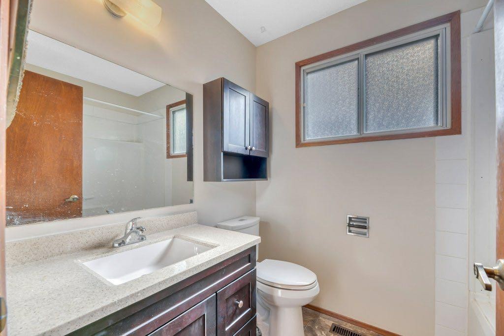 56 Cedarwood Hill Sw, Calgary, AB - Indoor Photo Showing Bathroom