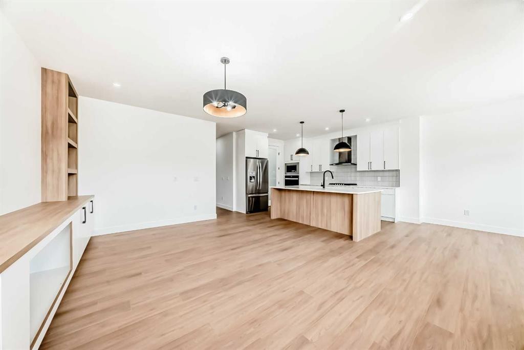 28 Saddlecrest Manor Ne, Calgary, AB - Indoor Photo Showing Kitchen