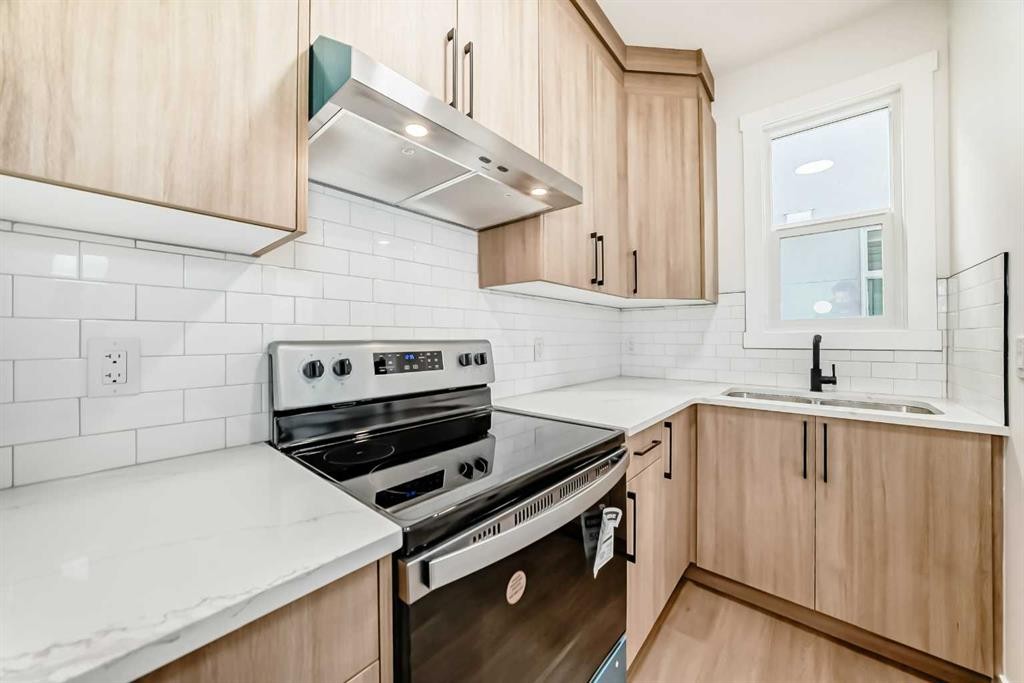 28 Saddlecrest Manor Ne, Calgary, AB - Indoor Photo Showing Kitchen With Double Sink With Upgraded Kitchen
