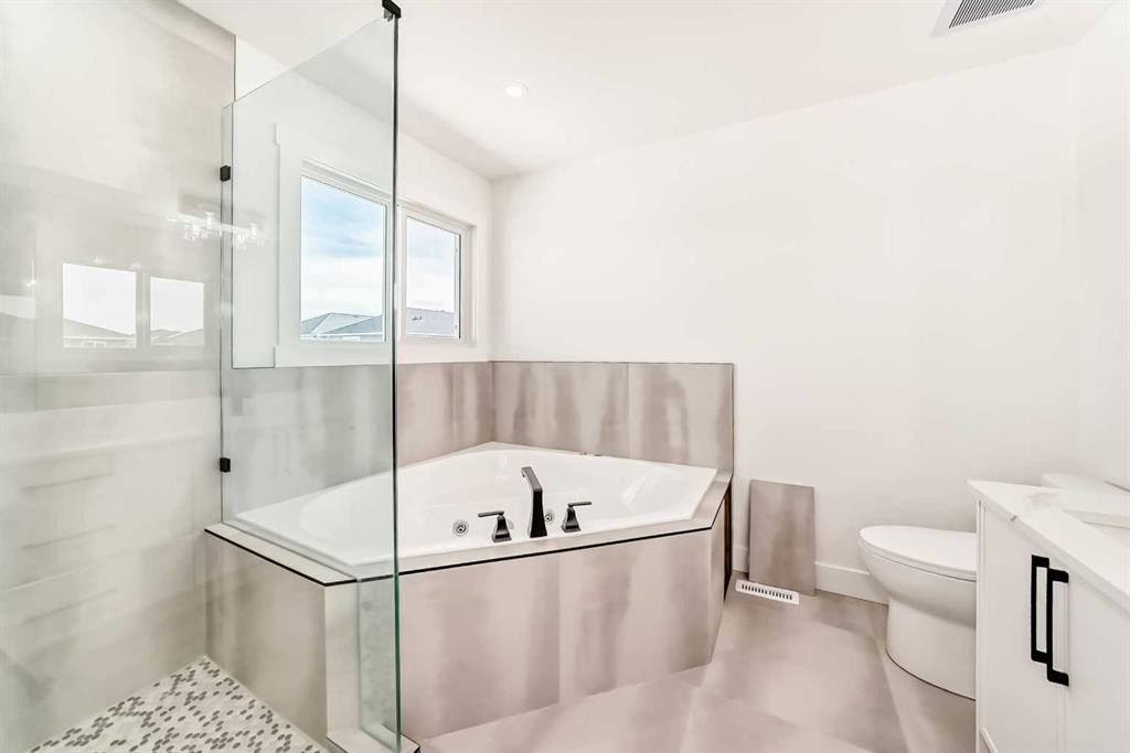 28 Saddlecrest Manor Ne, Calgary, AB - Indoor Photo Showing Bathroom
