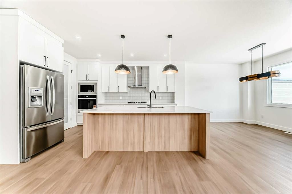 28 Saddlecrest Manor Ne, Calgary, AB - Indoor Photo Showing Kitchen With Upgraded Kitchen