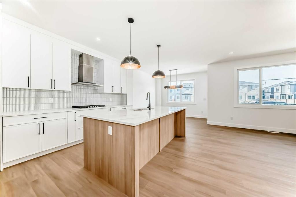 28 Saddlecrest Manor Ne, Calgary, AB - Indoor Photo Showing Kitchen With Upgraded Kitchen