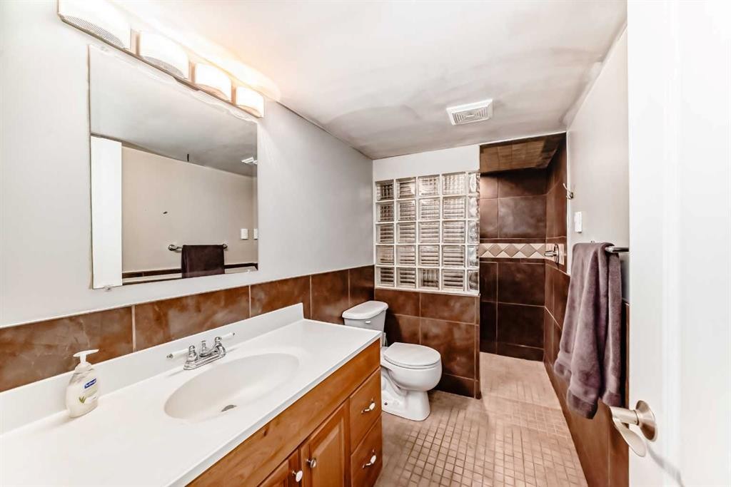 449 Sunset Link, Crossfield, AB - Indoor Photo Showing Bathroom