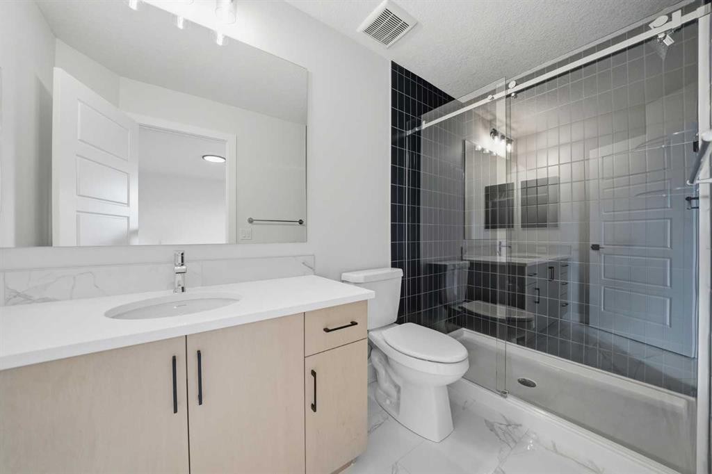596 Buffaloberry Manor Se, Calgary, AB - Indoor Photo Showing Bathroom