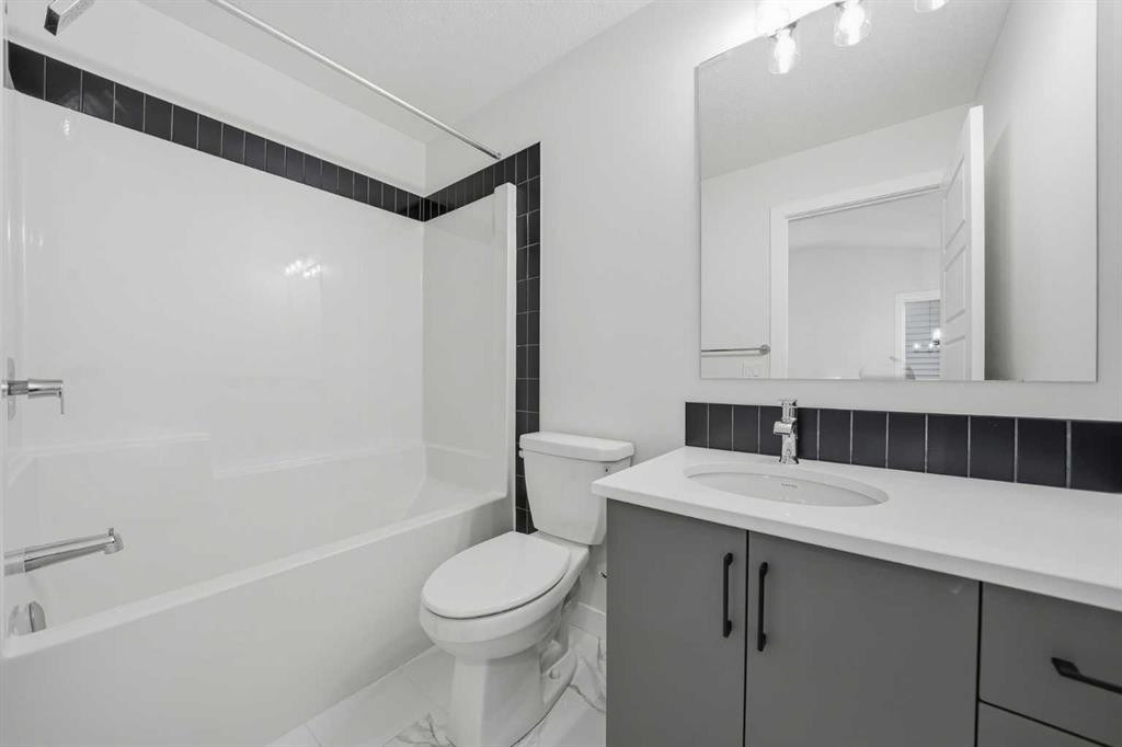 596 Buffaloberry Manor Se, Calgary, AB - Indoor Photo Showing Bathroom