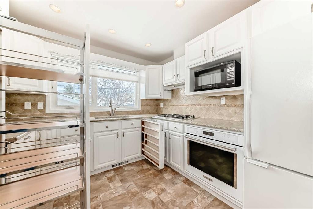 8423 Addison Drive Se, Calgary, AB - Indoor Photo Showing Kitchen With Upgraded Kitchen