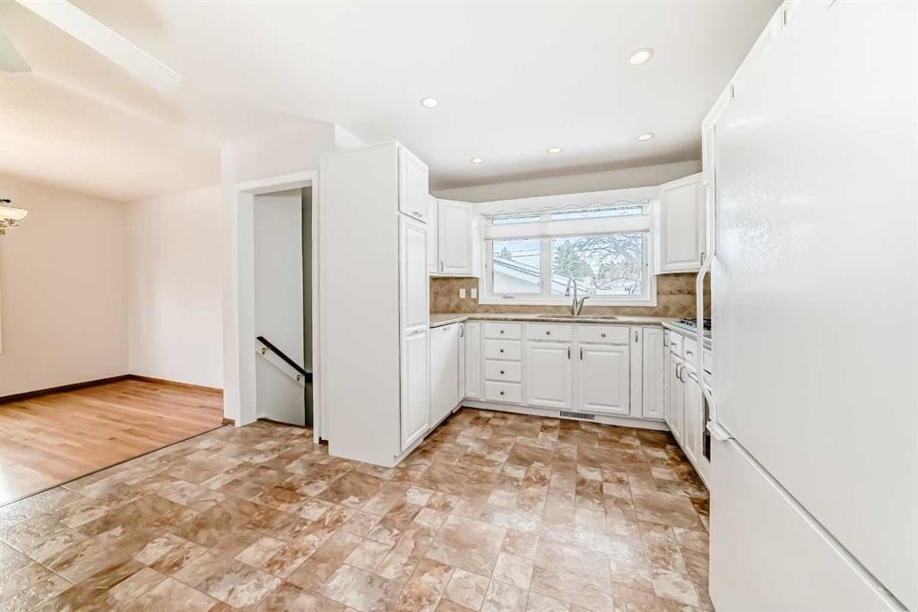 8423 Addison Drive Se, Calgary, AB - Indoor Photo Showing Kitchen