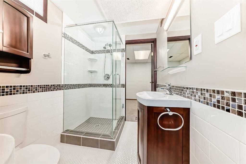8423 Addison Drive Se, Calgary, AB - Indoor Photo Showing Bathroom
