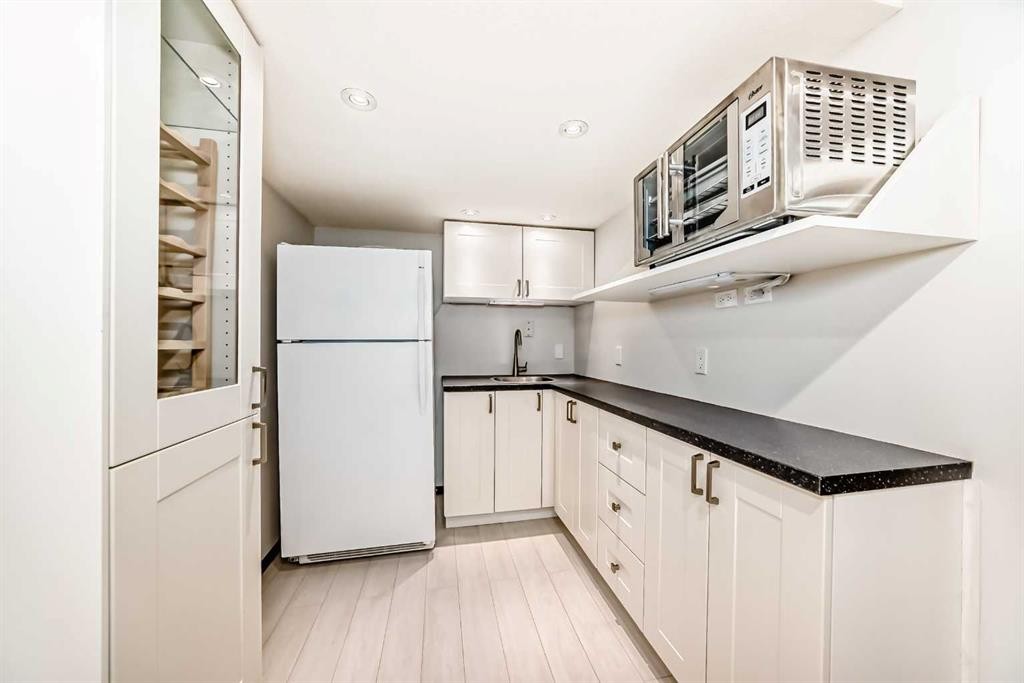 8423 Addison Drive Se, Calgary, AB - Indoor Photo Showing Kitchen