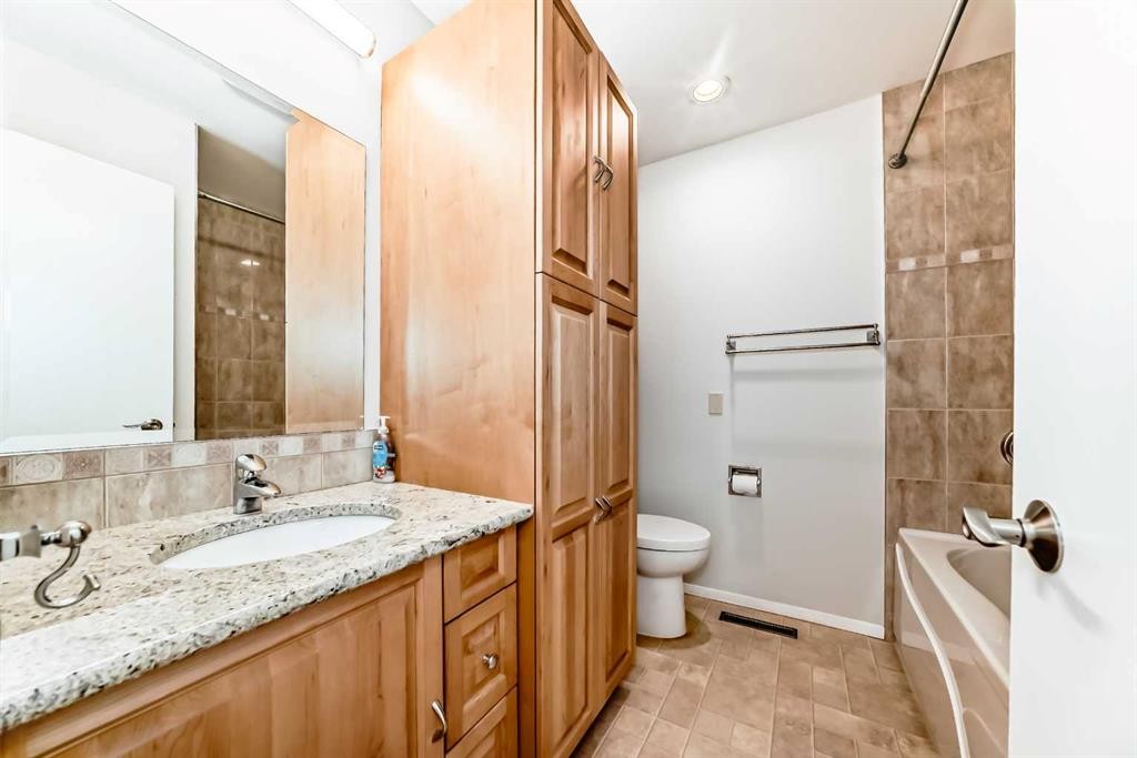 8423 Addison Drive Se, Calgary, AB - Indoor Photo Showing Bathroom