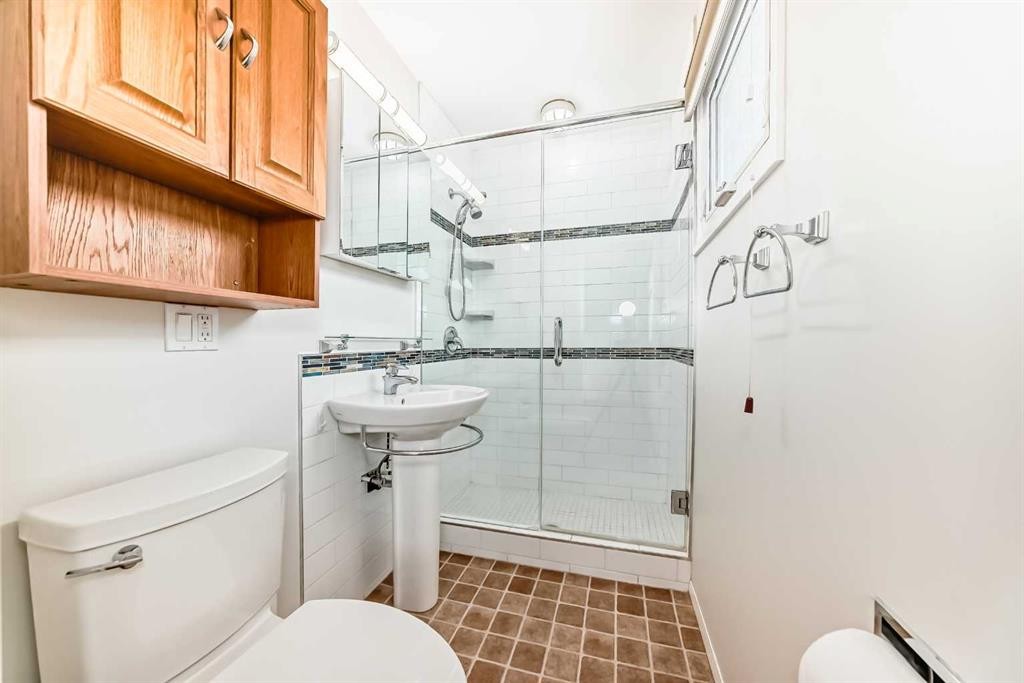8423 Addison Drive Se, Calgary, AB - Indoor Photo Showing Bathroom