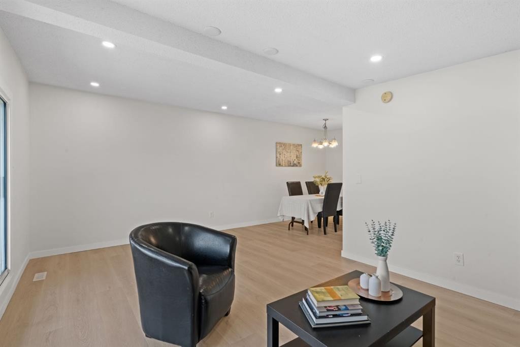 8547 47 Avenue Nw, Calgary, AB - Indoor