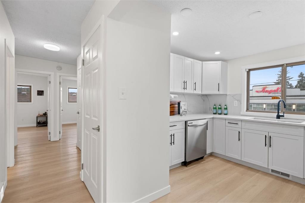 8547 47 Avenue Nw, Calgary, AB - Indoor Photo Showing Kitchen