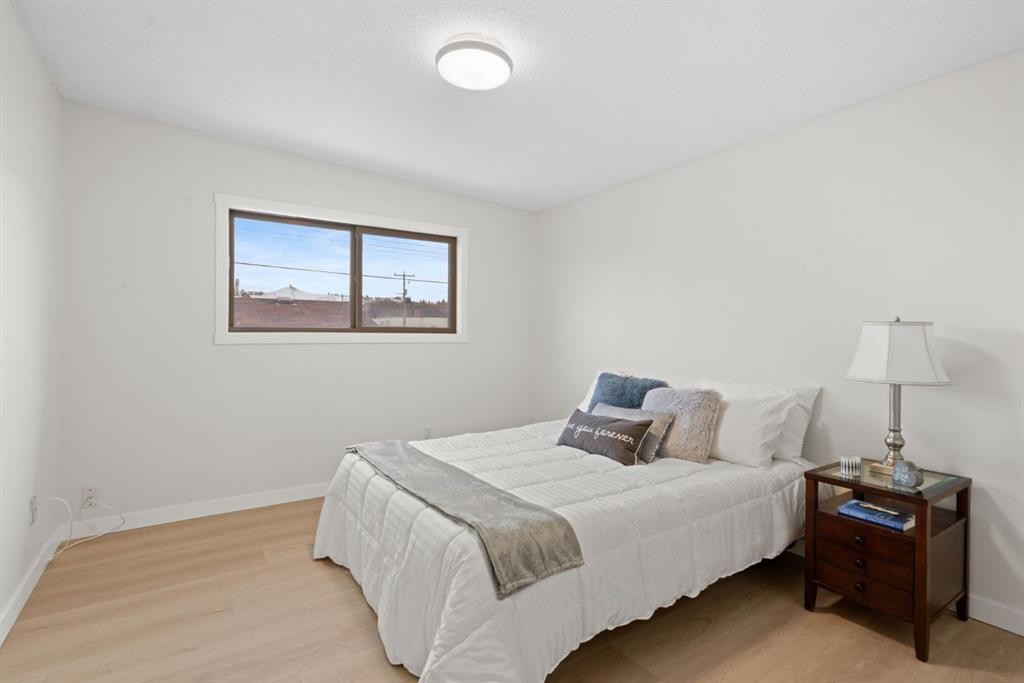 8547 47 Avenue Nw, Calgary, AB - Indoor Photo Showing Bedroom