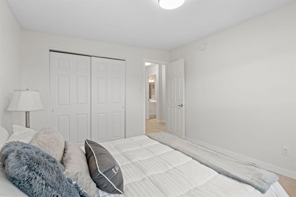 8547 47 Avenue Nw, Calgary, AB - Indoor Photo Showing Bedroom