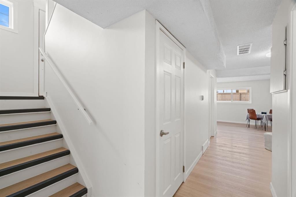 8547 47 Avenue Nw, Calgary, AB - Indoor Photo Showing Other Room