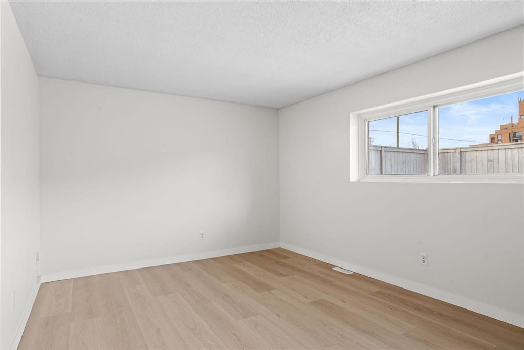 8547 47 Avenue Nw, Calgary, AB - Indoor Photo Showing Other Room