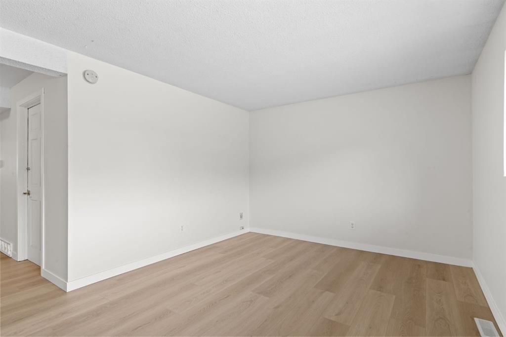 8547 47 Avenue Nw, Calgary, AB - Indoor Photo Showing Other Room