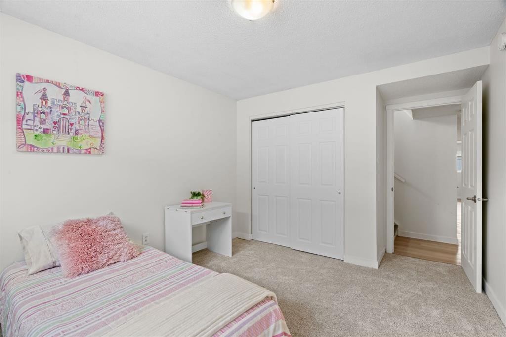 8547 47 Avenue Nw, Calgary, AB - Indoor Photo Showing Bedroom